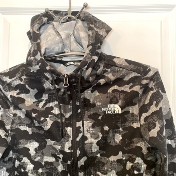 THE NORTH FACE | Women’s THE NORTH FACE Black & White Camo Zip Hoodie, Size S/P - Picture 2 of 9
